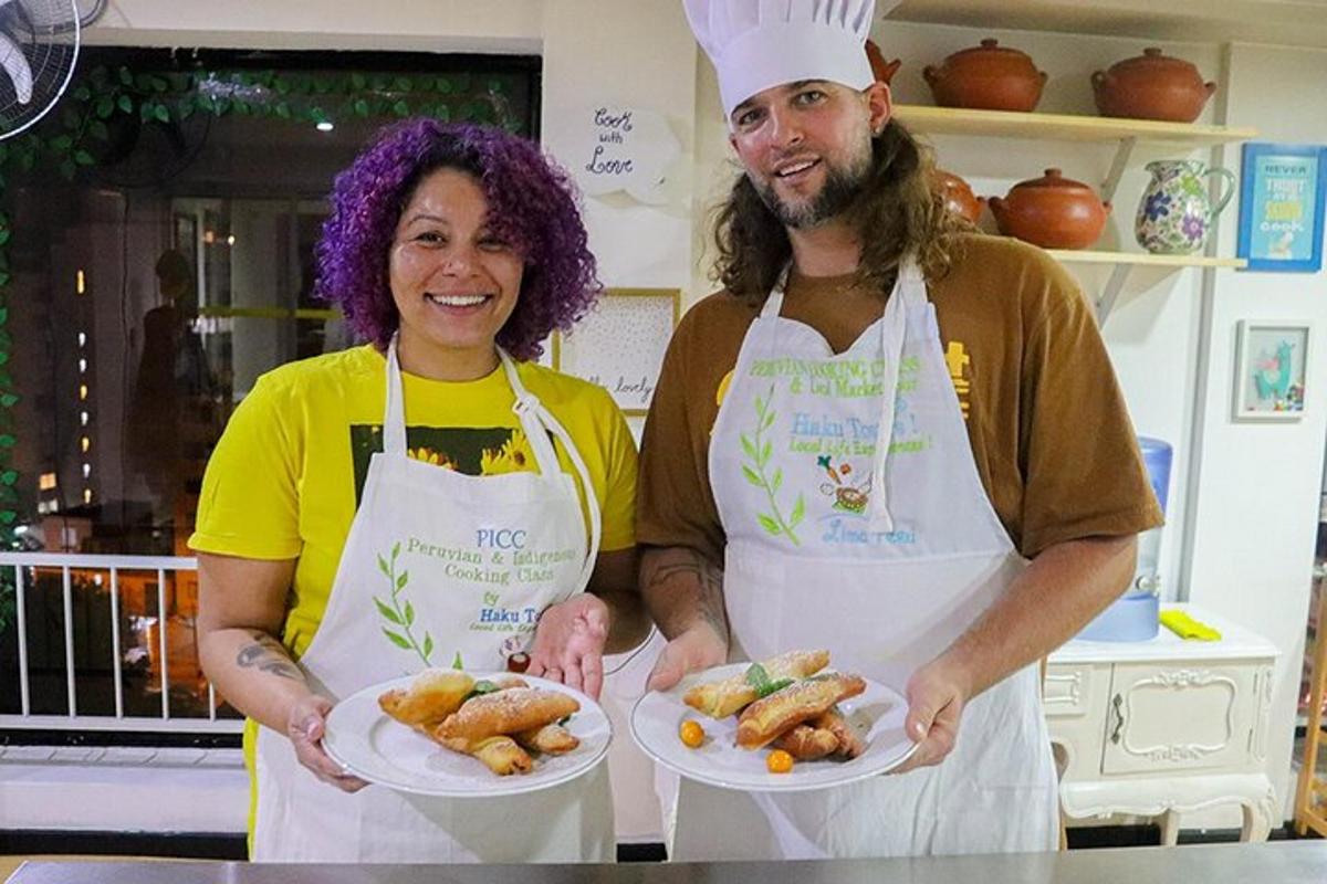 un uomo e una donna che tengono piatti di cibo in una cucina