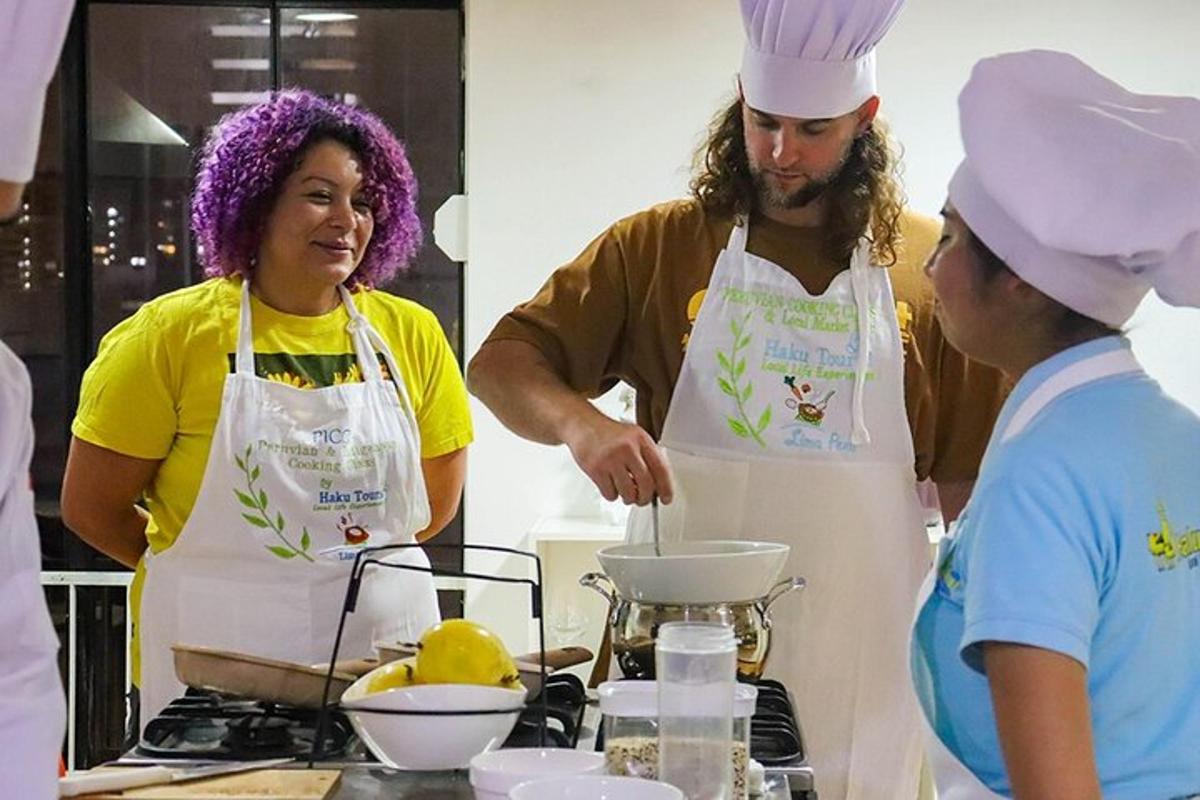 un gruppo di persone in cucina che preparano il cibo