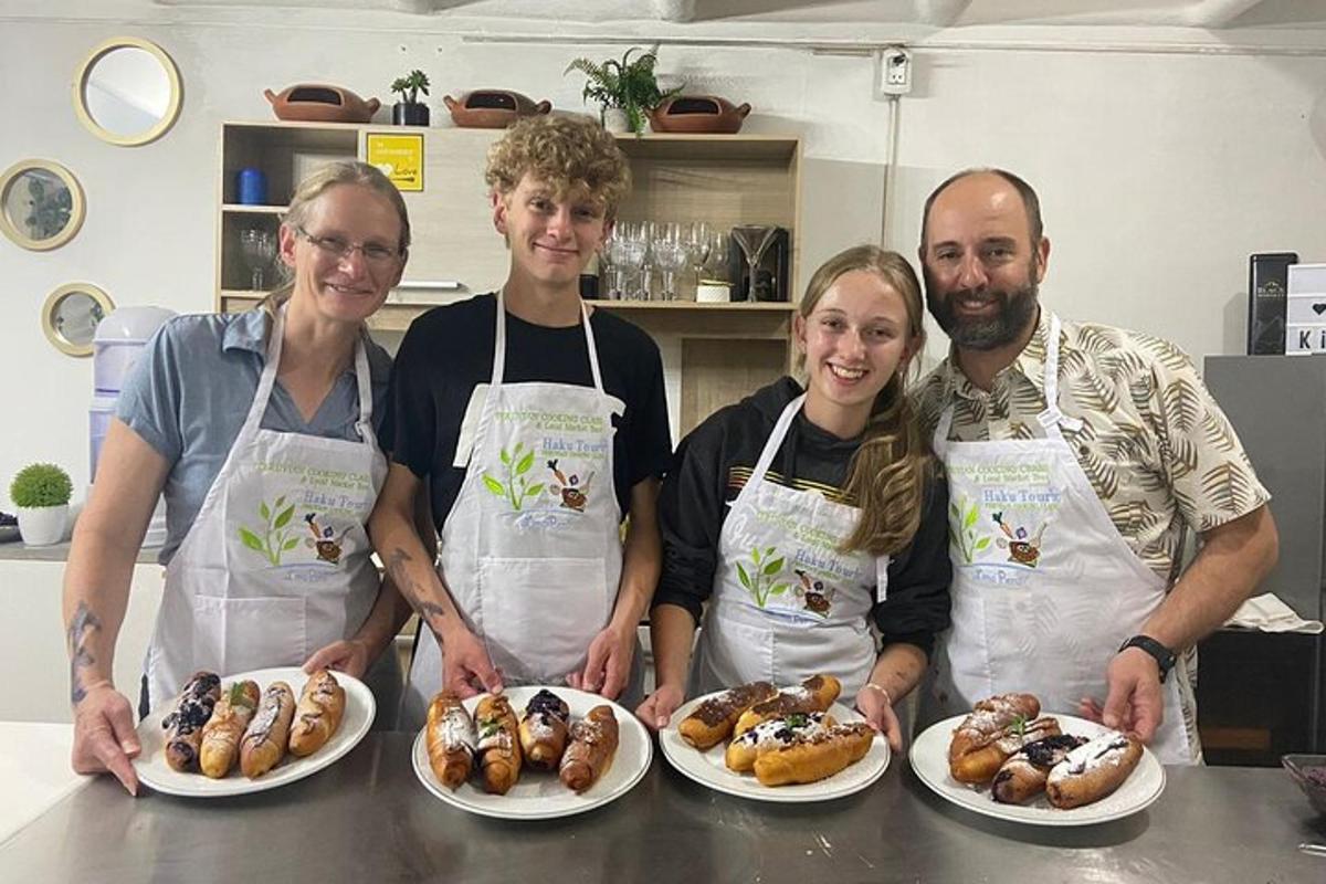 un gruppo di quattro persone che tengono in mano piatti di ciambelle