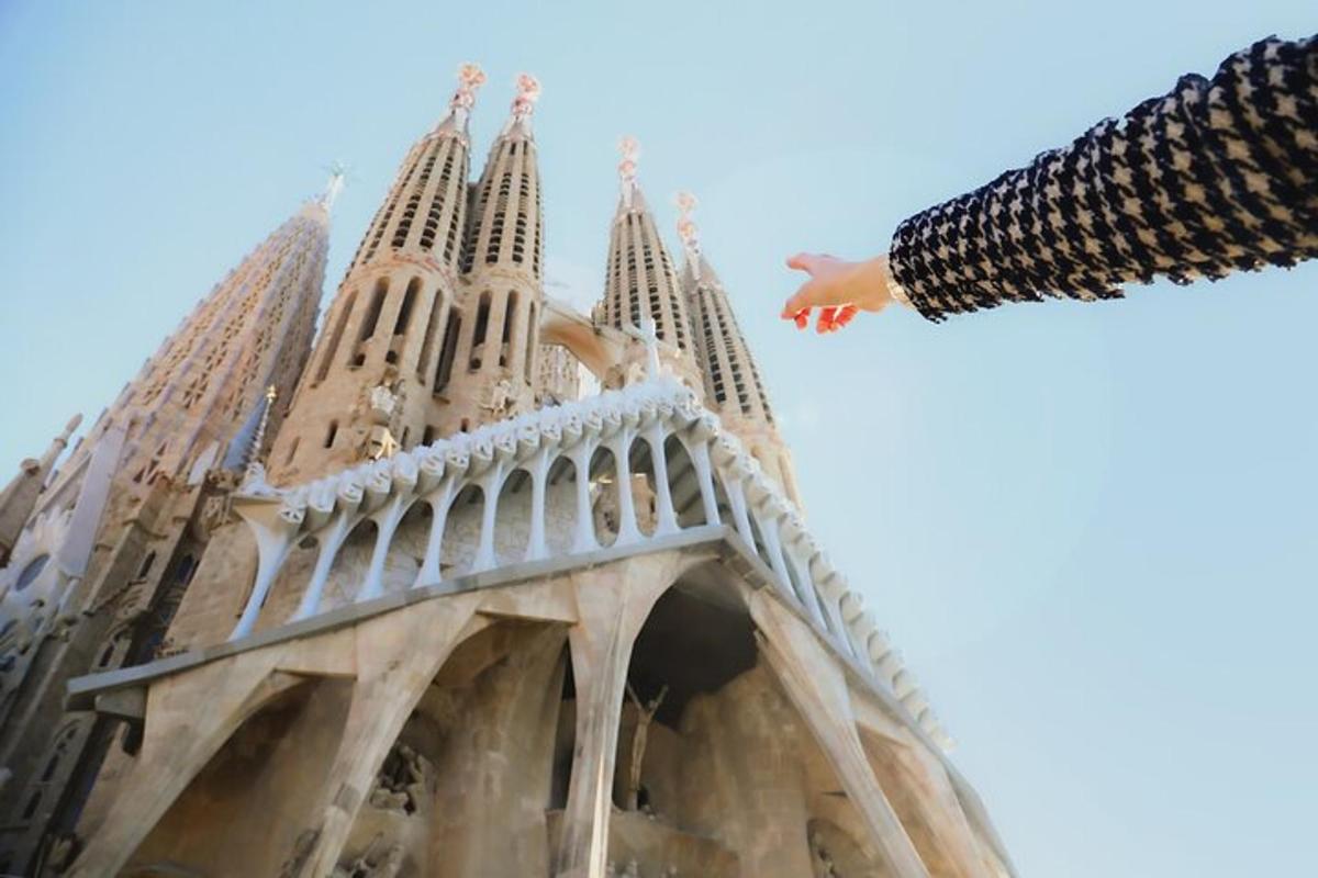 una persona que es troba davant d'una catedral