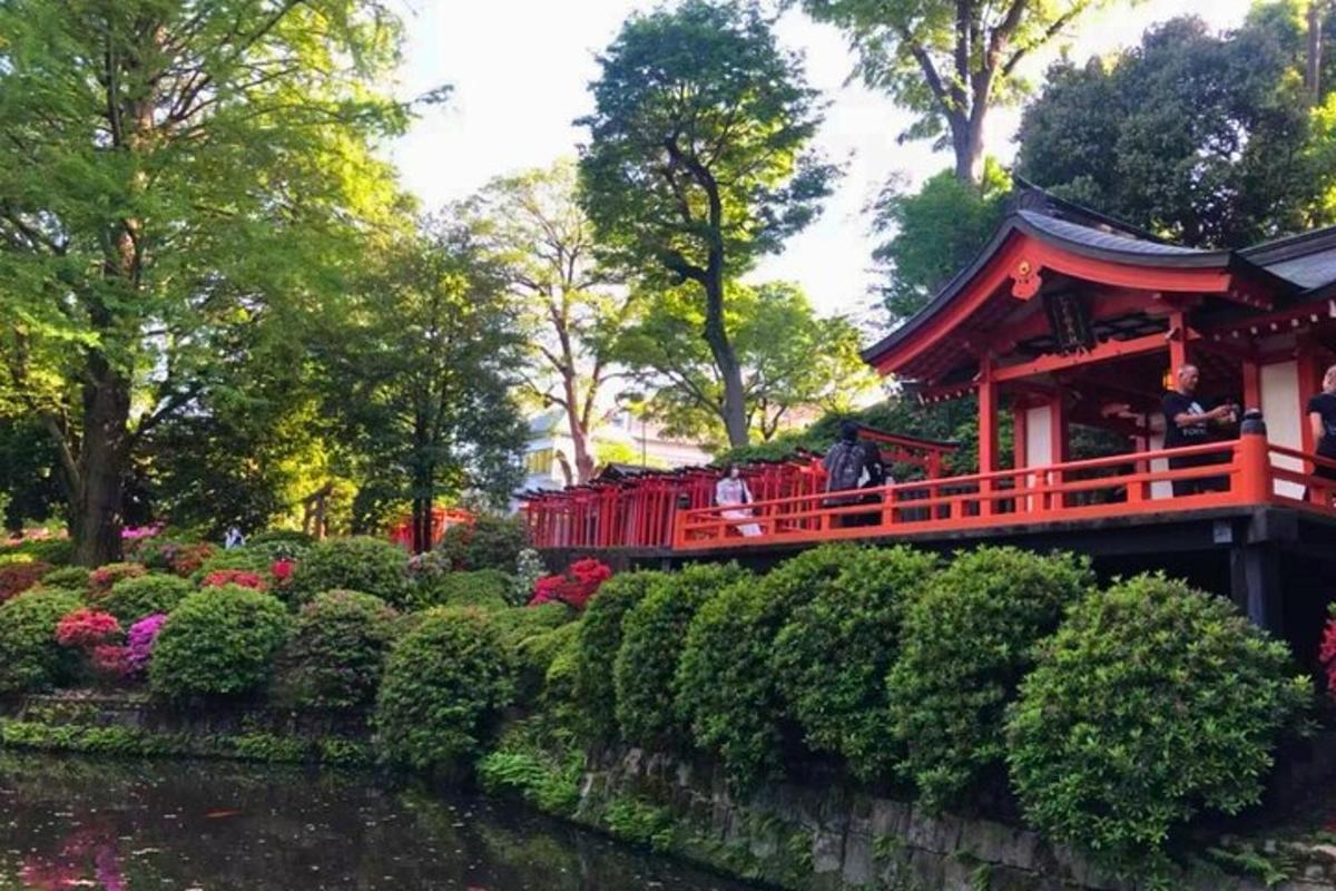 pagoda v parku s jezírkem a květinami