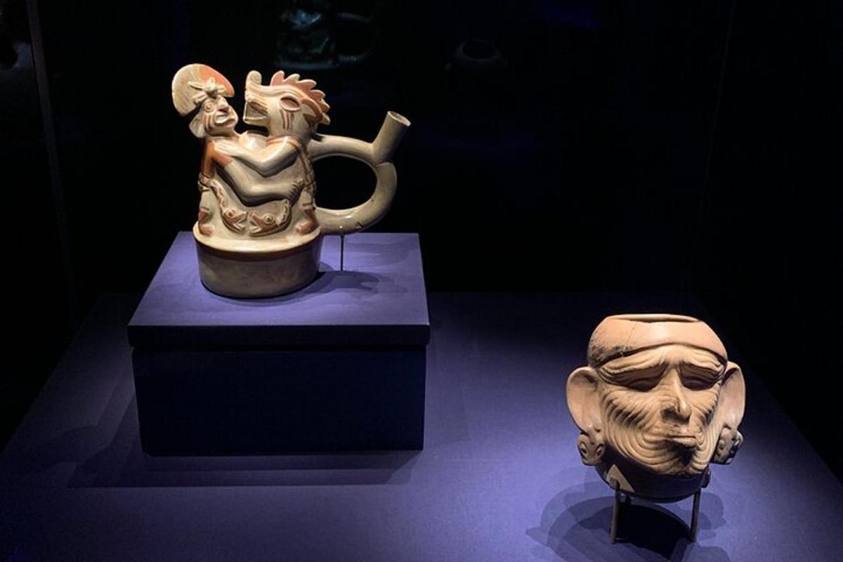 patung seorang wanita dan topeng yang dipajang di museum