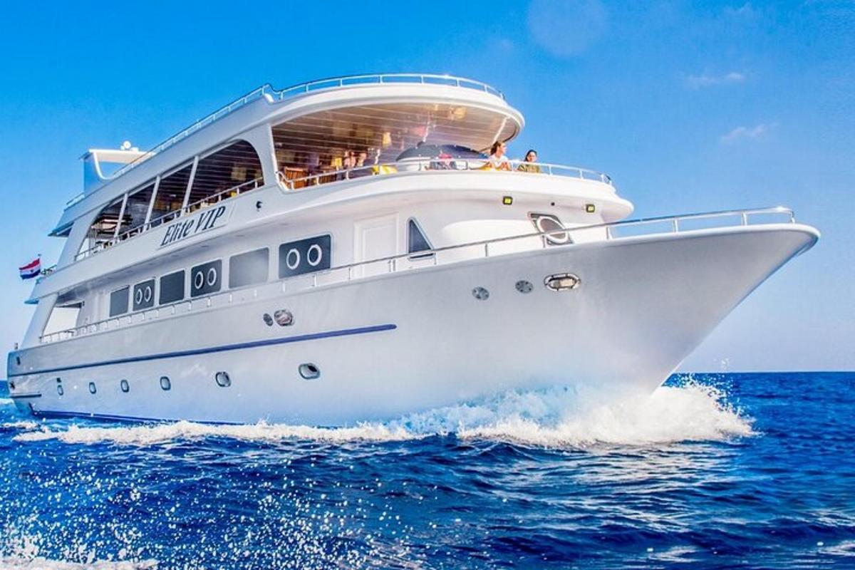 uno yacht bianco nell'oceano con persone a bordo