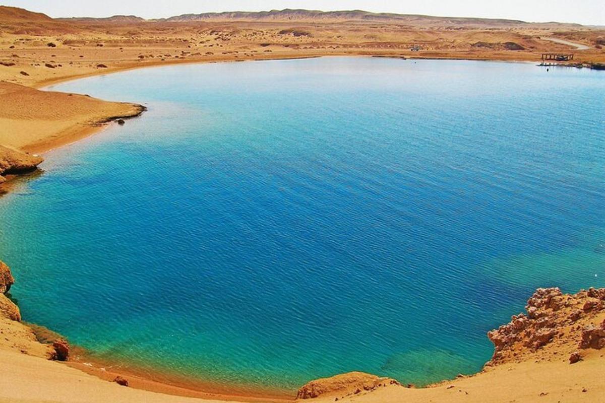una vista aerea di una grande pozza d'acqua nel deserto