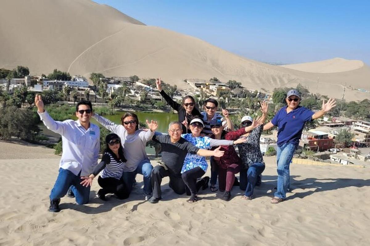 Un grupo de personas posando para una foto frente a una montaña.