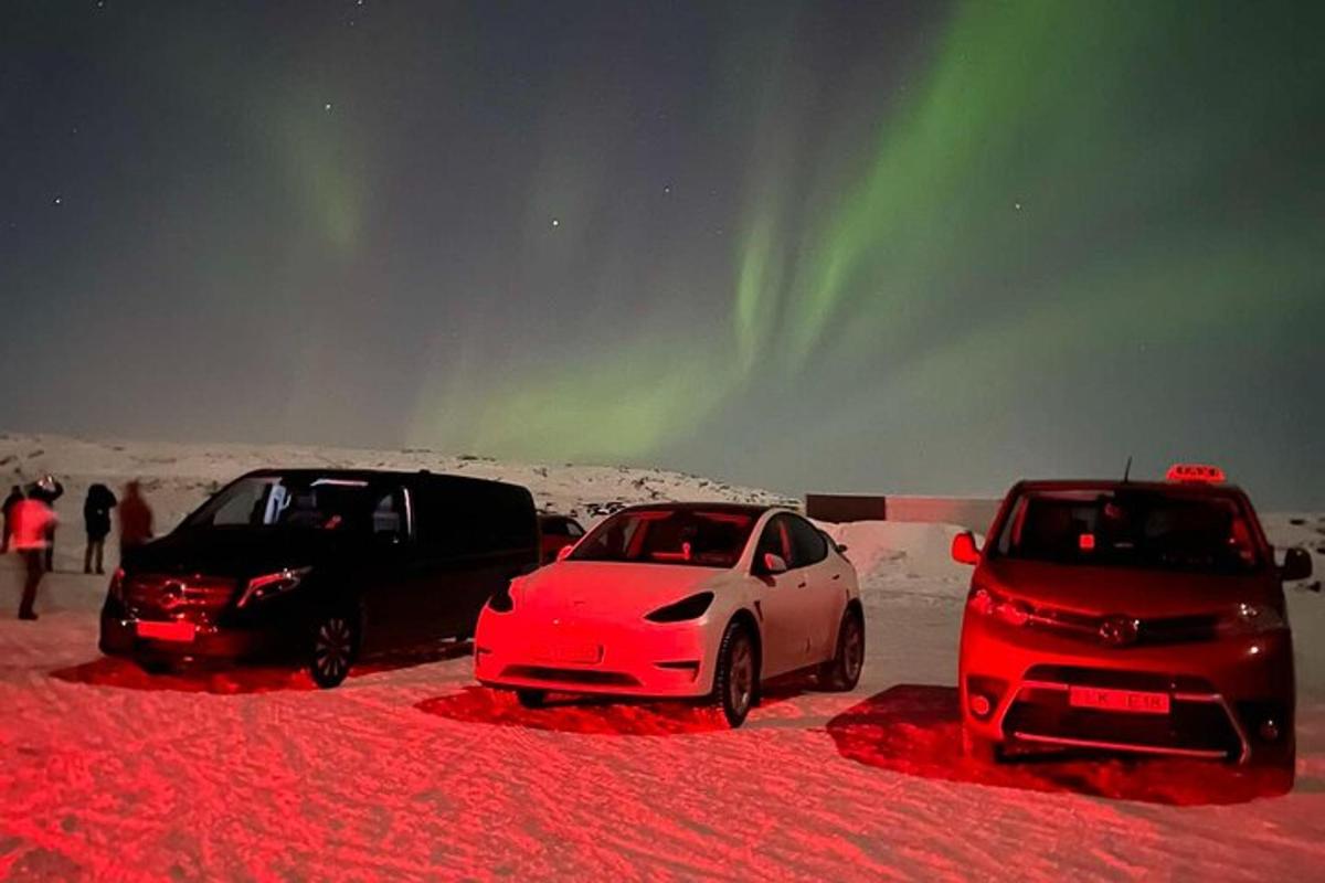 kaks autot lumes teineteise kõrval pargitud