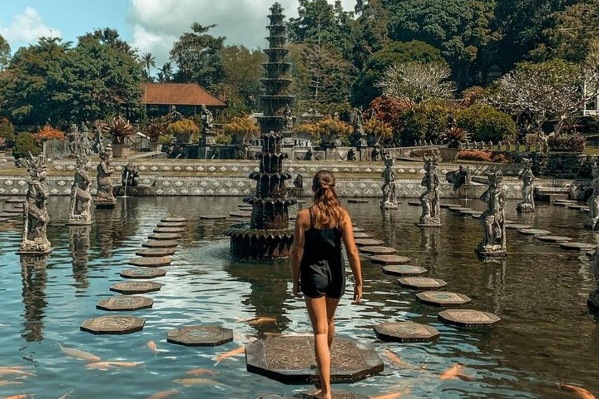 žena kráčející ve vodě před fontánou