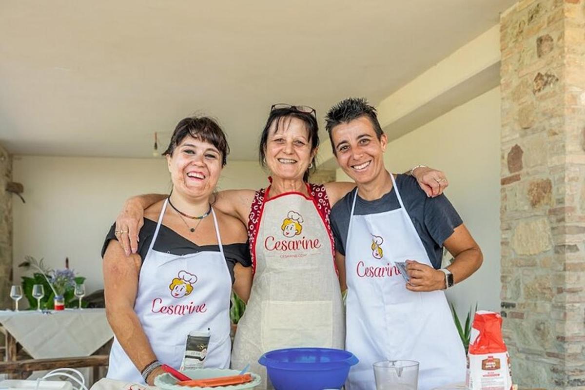 três pessoas em uma cozinha posando para uma foto