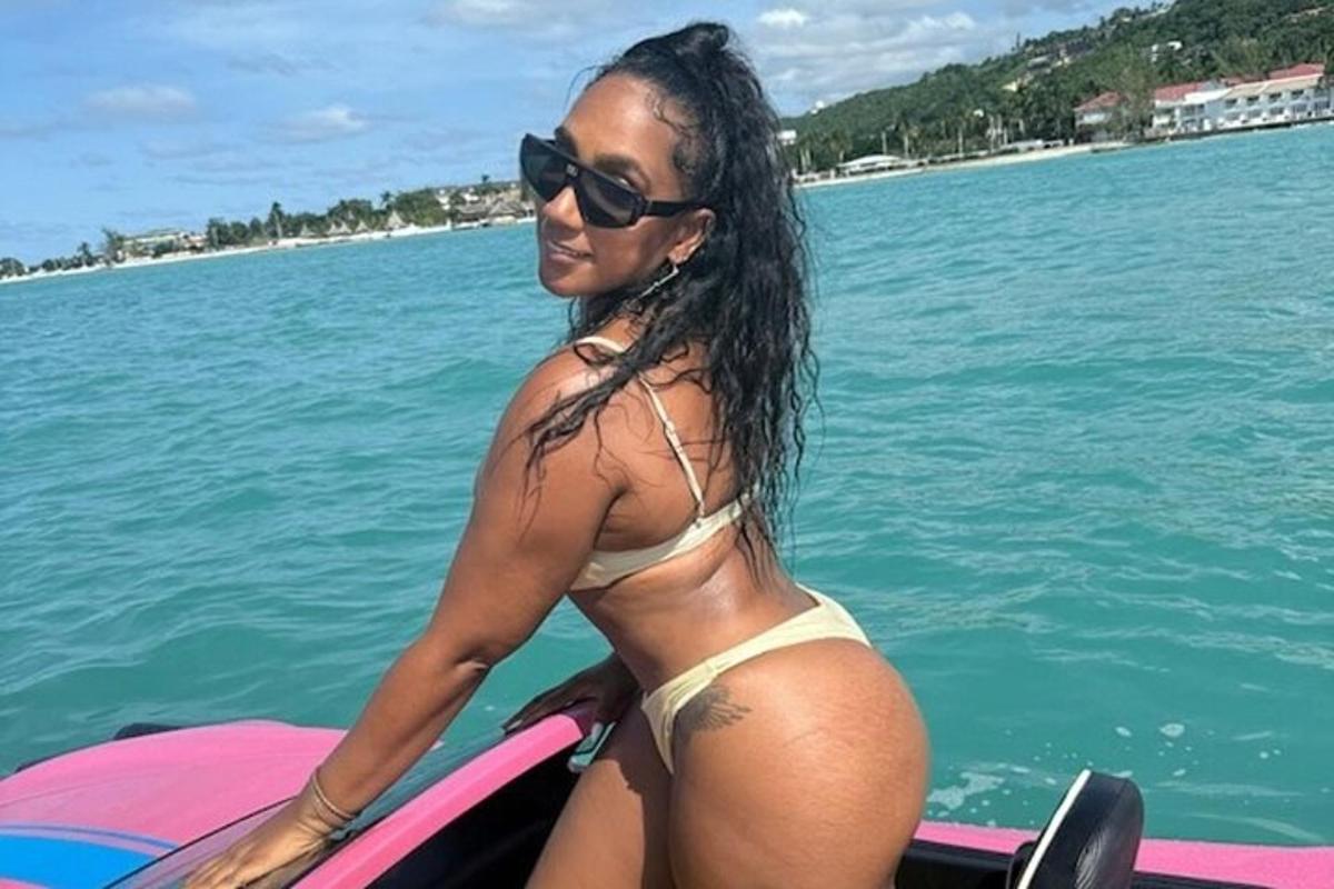 uma mulher de biquíni em uma prancha de surfe na água