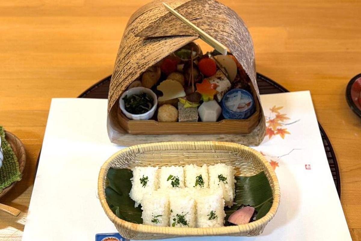 Una caja de sushi encima de una mesa.