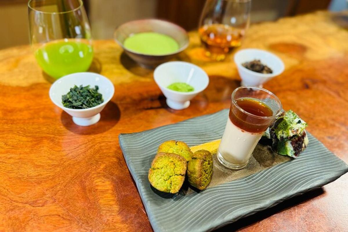 Una mesa con un plato de comida y una bebida.