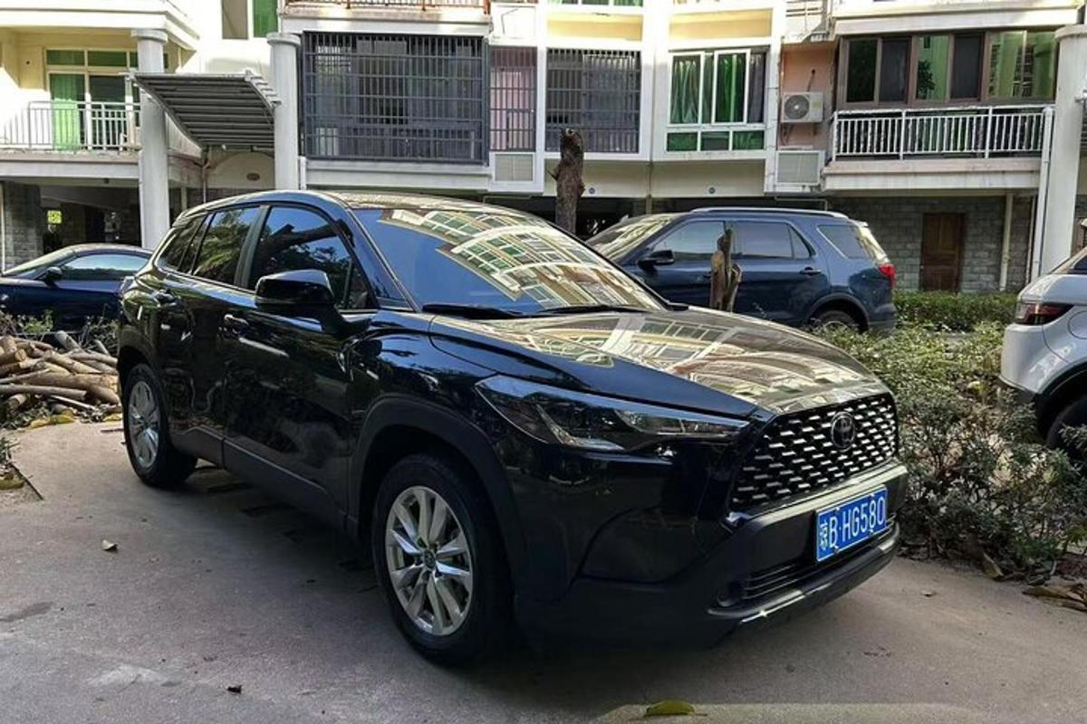egy fekete terepjáró parkolt egy parkolóban