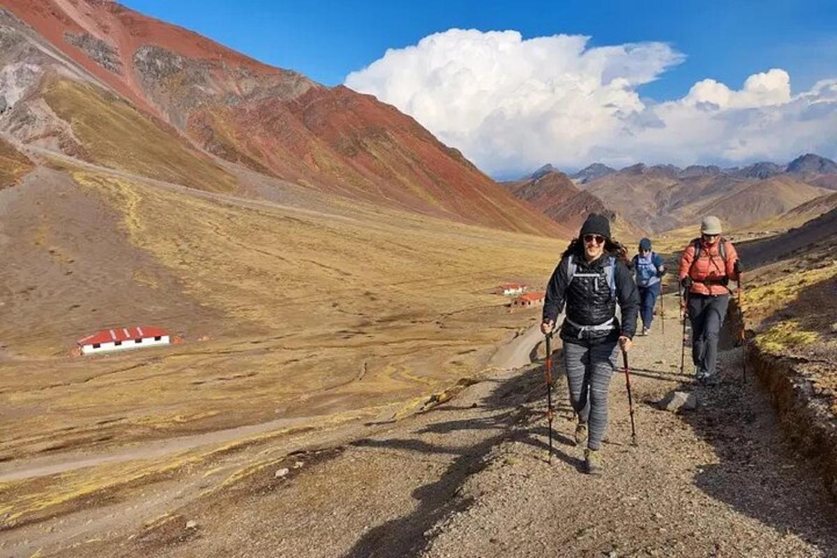 un gruppo di persone che camminano su un sentiero di montagna