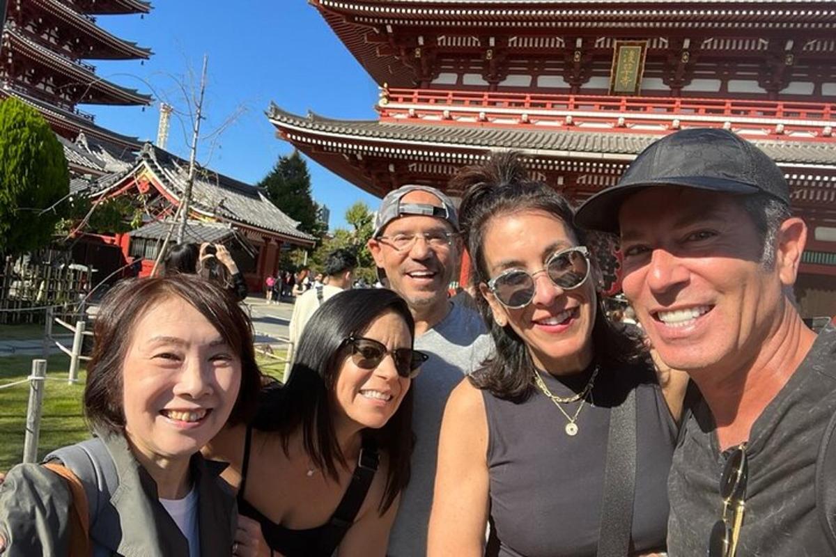 un grup de persones posant per a una foto davant d'un edifici