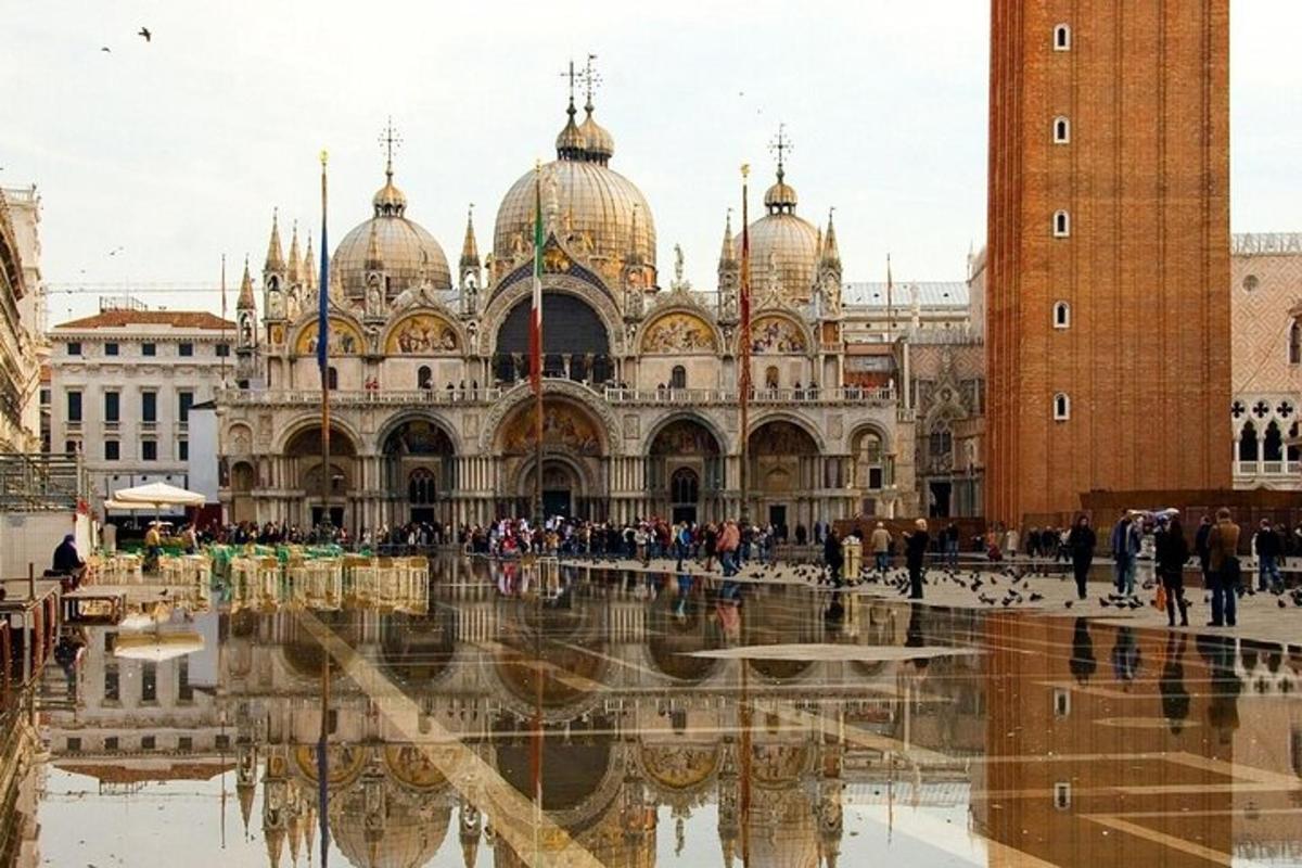 un grand bâtiment avec un reflet dans l'eau