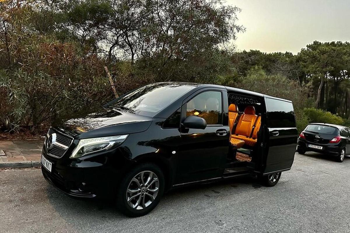 malé černé auto zaparkované na parkovišti