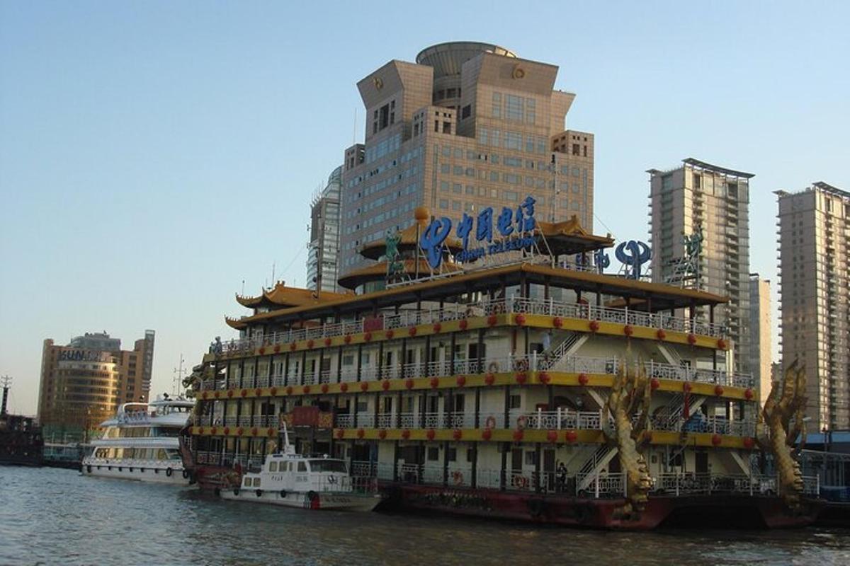 Un gran edificio en el agua junto a algunos barcos.