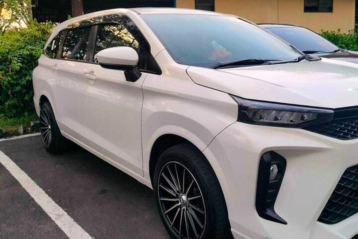 mobil putih diparkir di tempat parkir