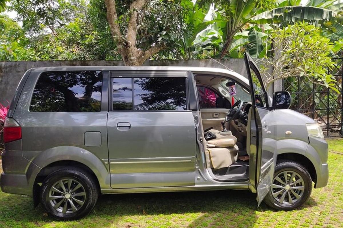 sebuah van perak dengan pintunya terbuka di lapangan