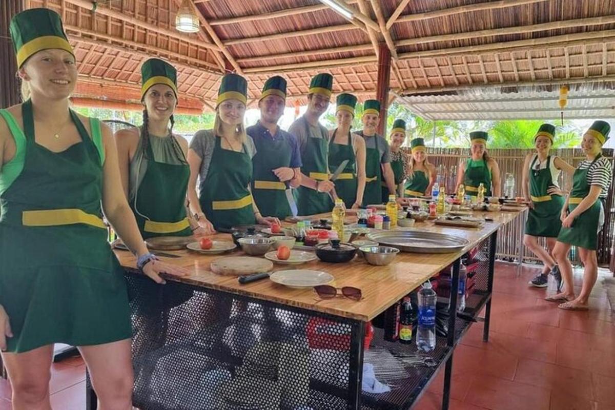 sekumpulan orang berpakaian seragam hijau berdiri mengelilingi meja