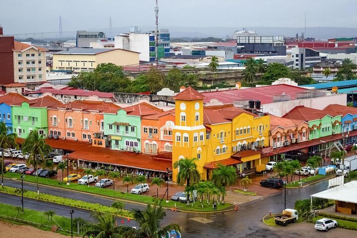 Una ciudad con edificios coloridos y una calle con coches.