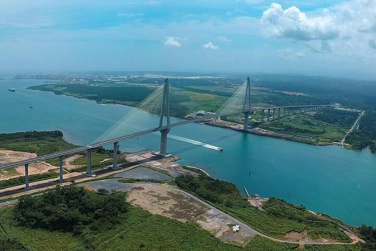 una vista aérea de un puente sobre un cuerpo de agua