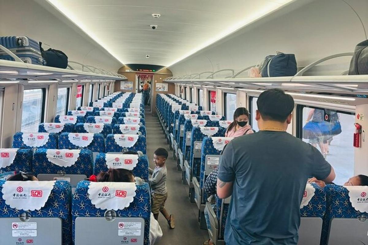 un tren de metrou cu oameni așezați pe scaune