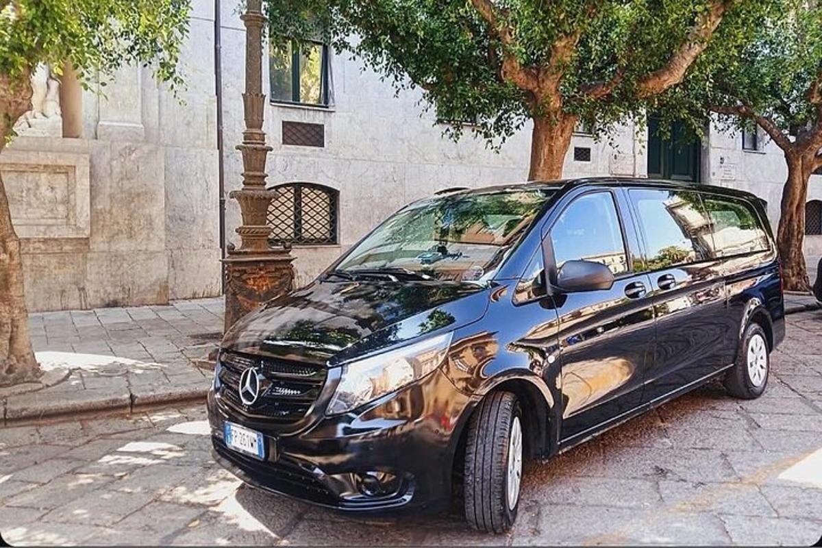 un'auto blu parcheggiata in una strada cittadina