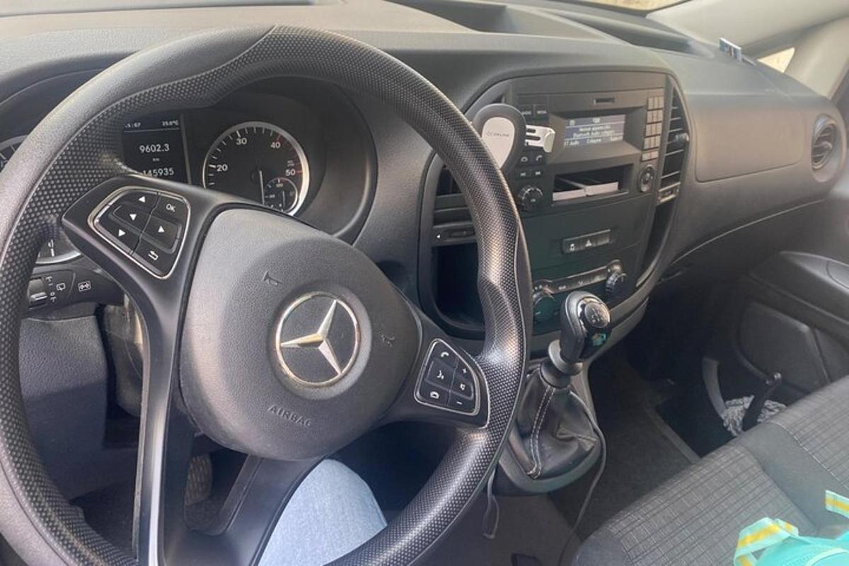 um volante e painel de um carro Mercedes Benz
