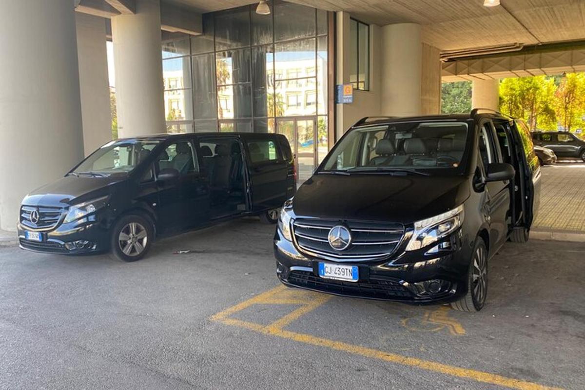 due auto parcheggiate una accanto all'altra in un parcheggio