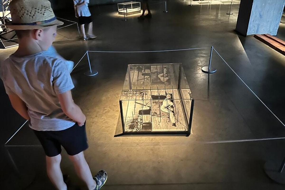 seorang budak lelaki melihat pameran di muzium