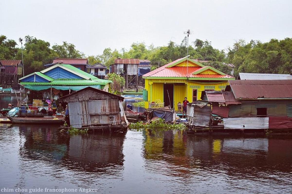 sekumpulan rumah di atas air di sebelah sungai