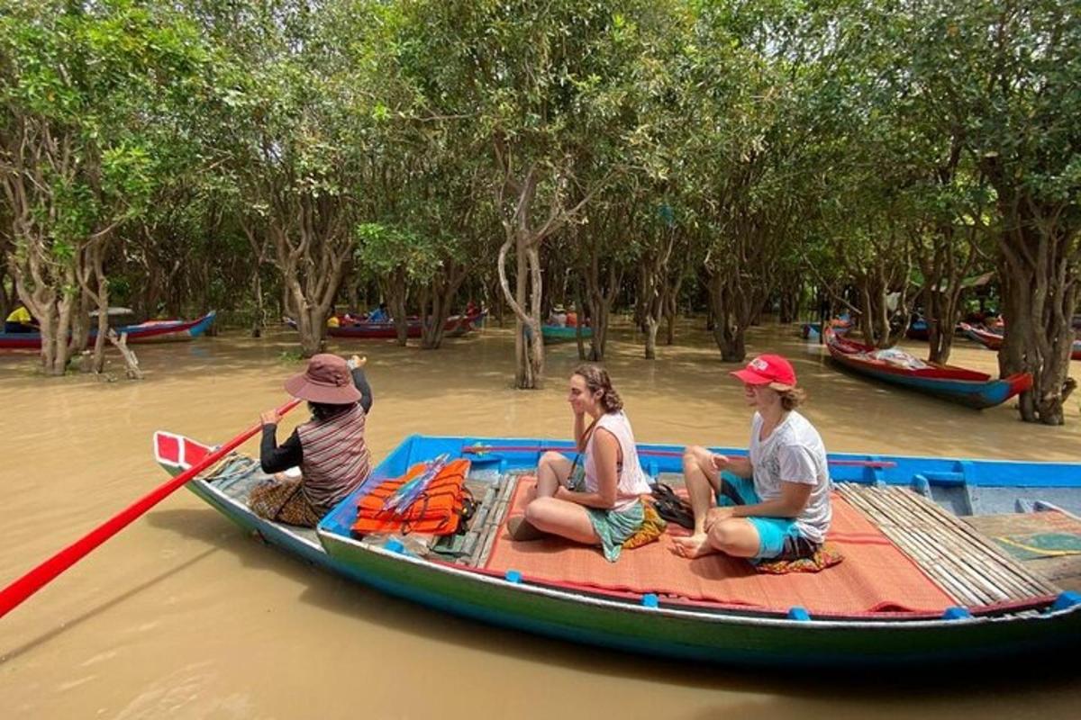 sekumpulan orang yang duduk di atas bot di dalam air