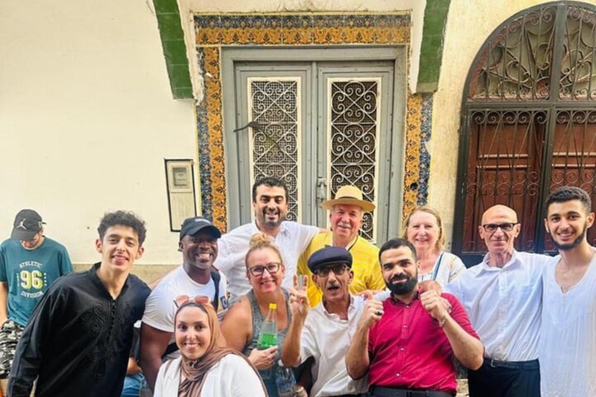 μια ομάδα ανθρώπων που ποζάρουν για μια φωτογραφία μπροστά από ένα κτίριο