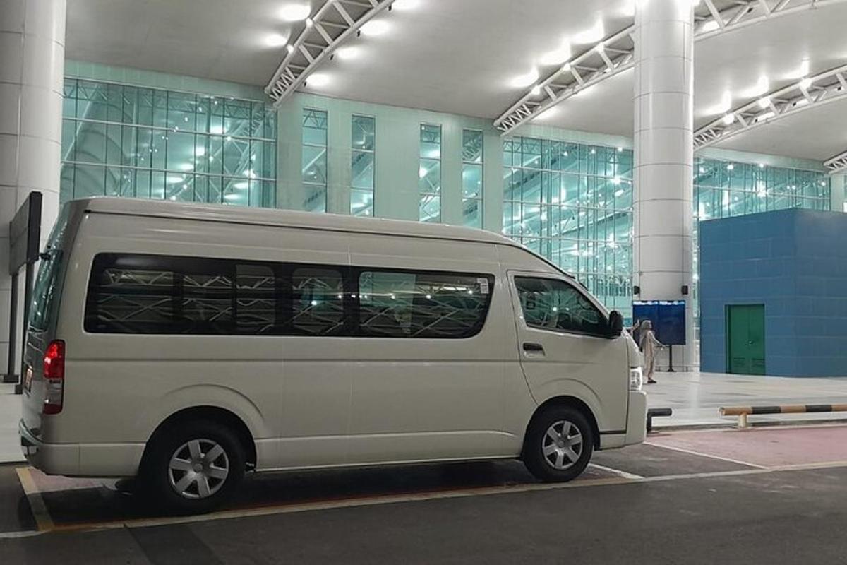 bel kombi parkiran pred stavbo