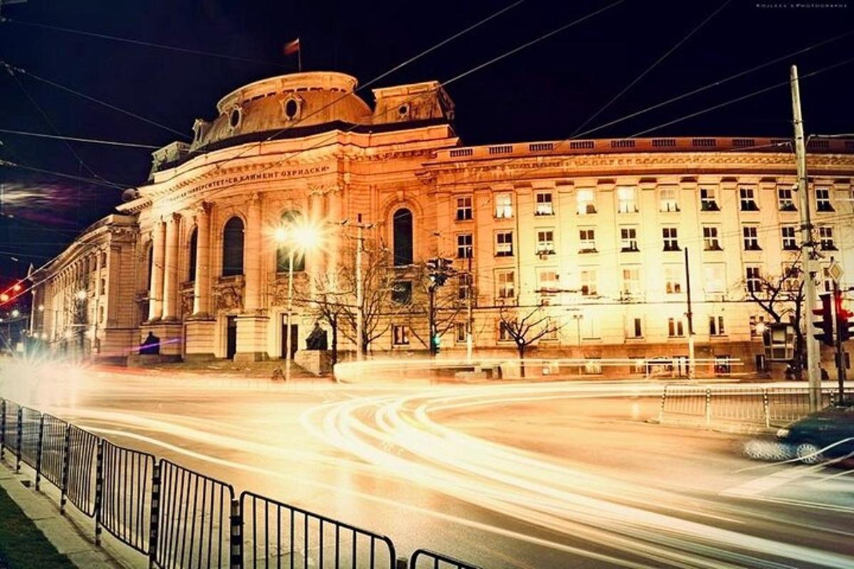 ένα κτίριο με έναν δρόμο μπροστά του τη νύχτα