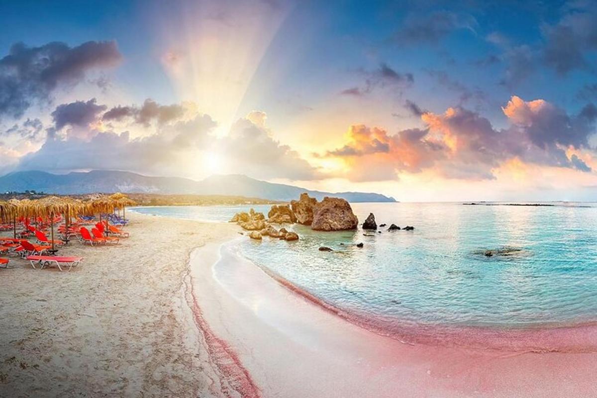 pantai dengan sekumpulan kerusi dan lautan