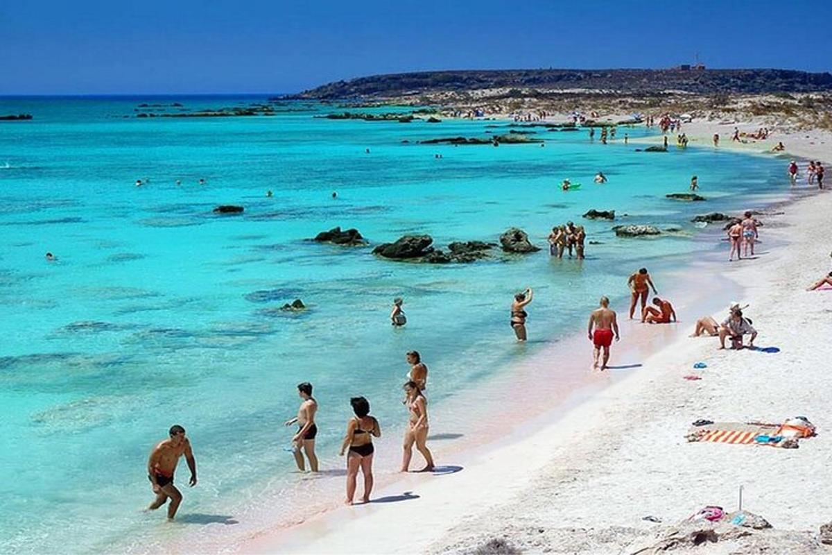 un grup de persones a la platja a l'aigua