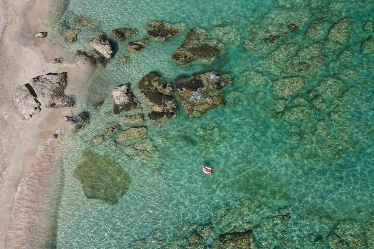 pemandangan udara pantai dengan batu dan air