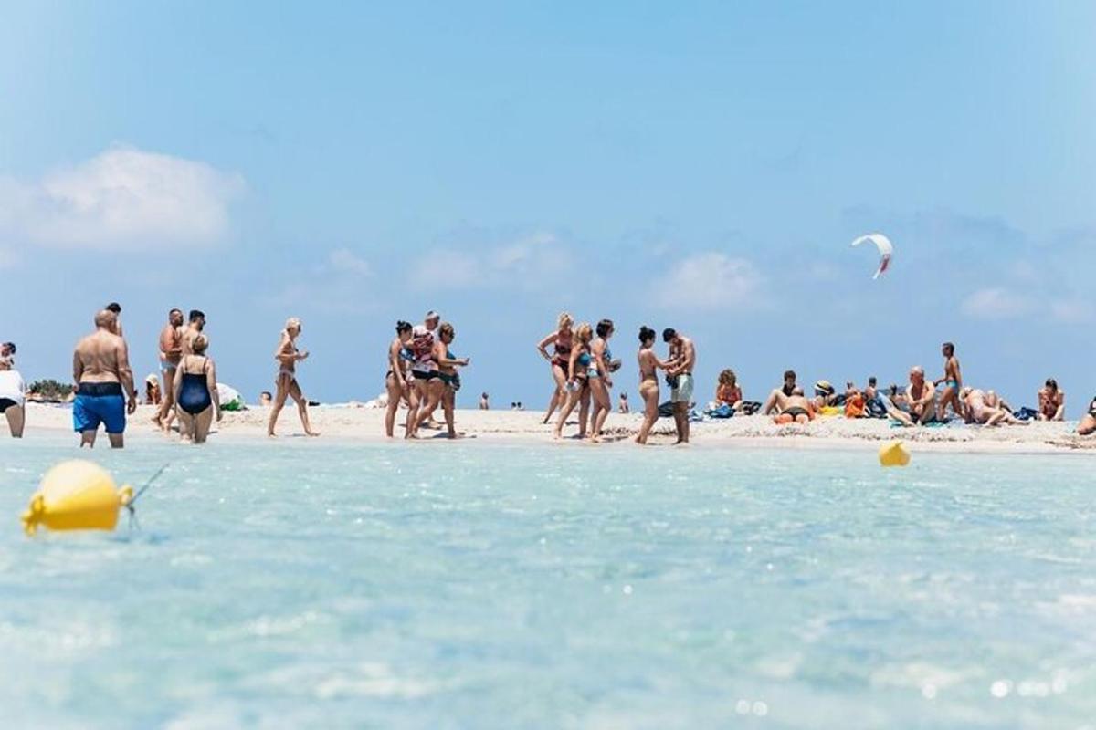 un gruppo di persone che camminano su una spiaggia