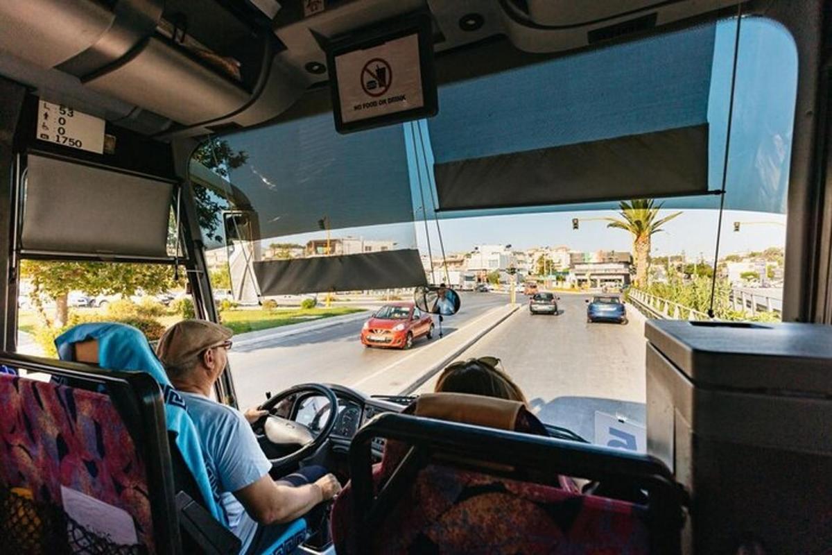 un grup de persones que viatgen en autobús