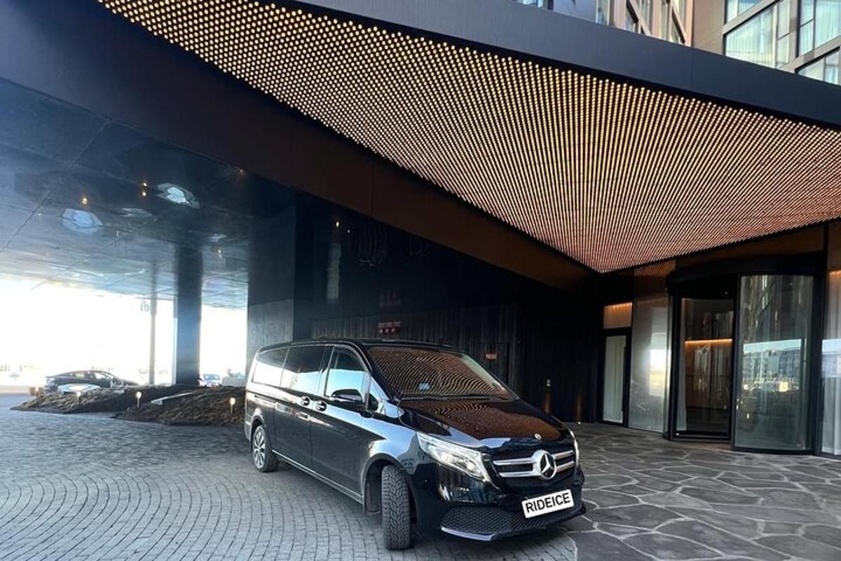malé auto zaparkované před budovou