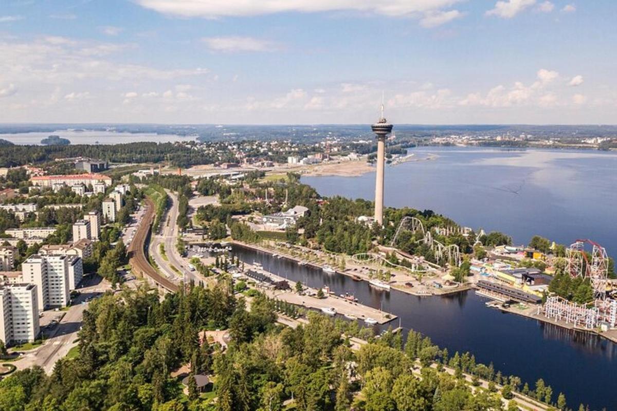 õhust vaade linnale, mille torn asub vees