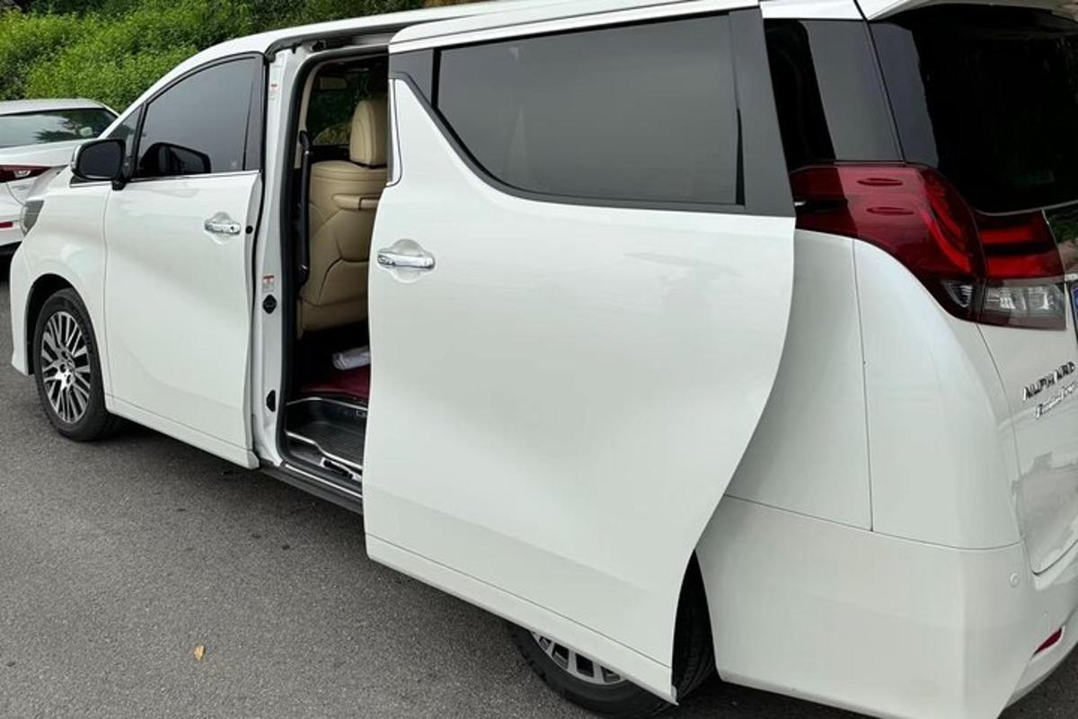 停车场里一辆白色货车，车门敞开
