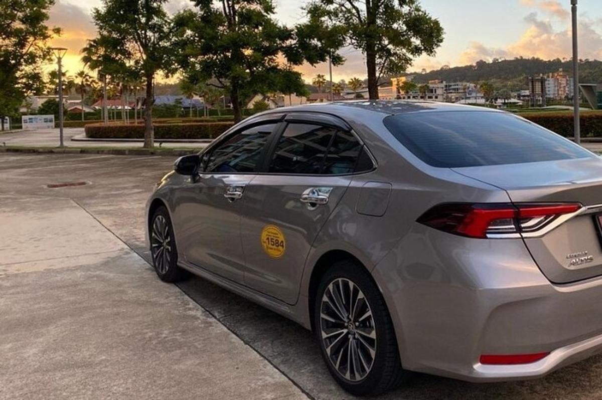 срібний автомобіль, припаркований на парковці