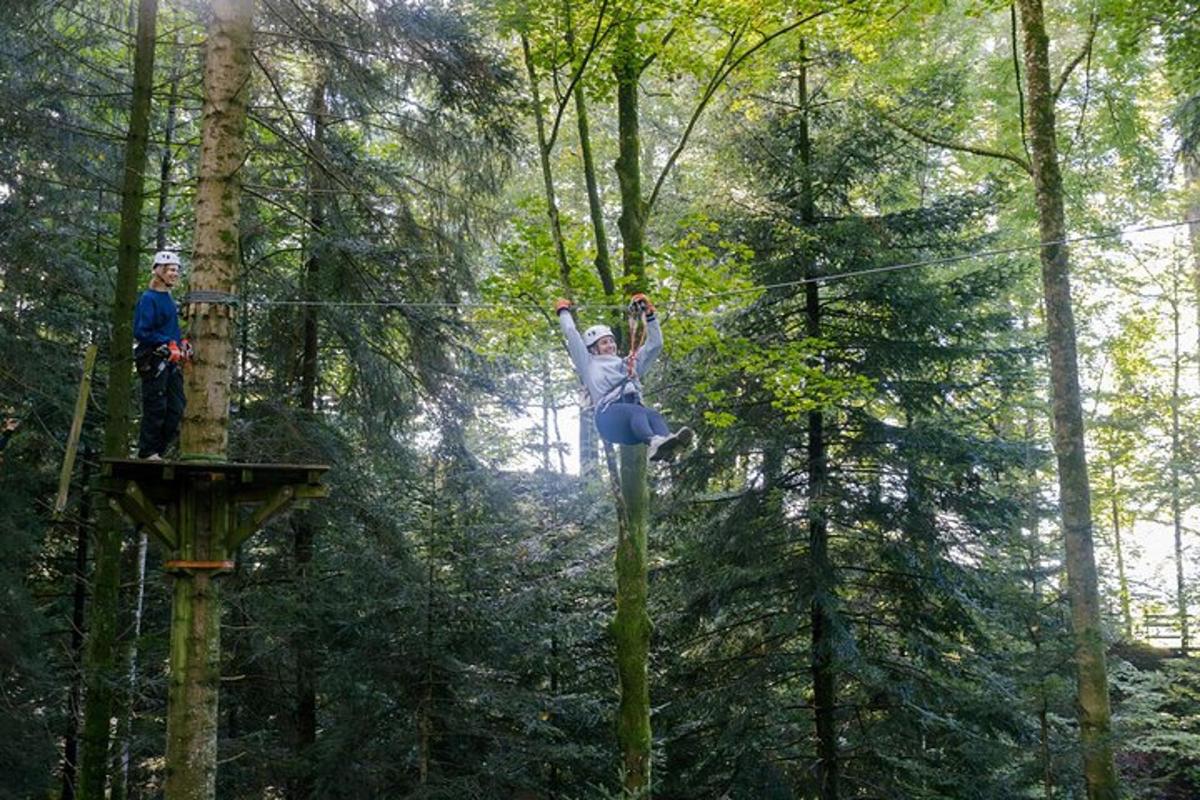 žena skáče na zip line v lese
