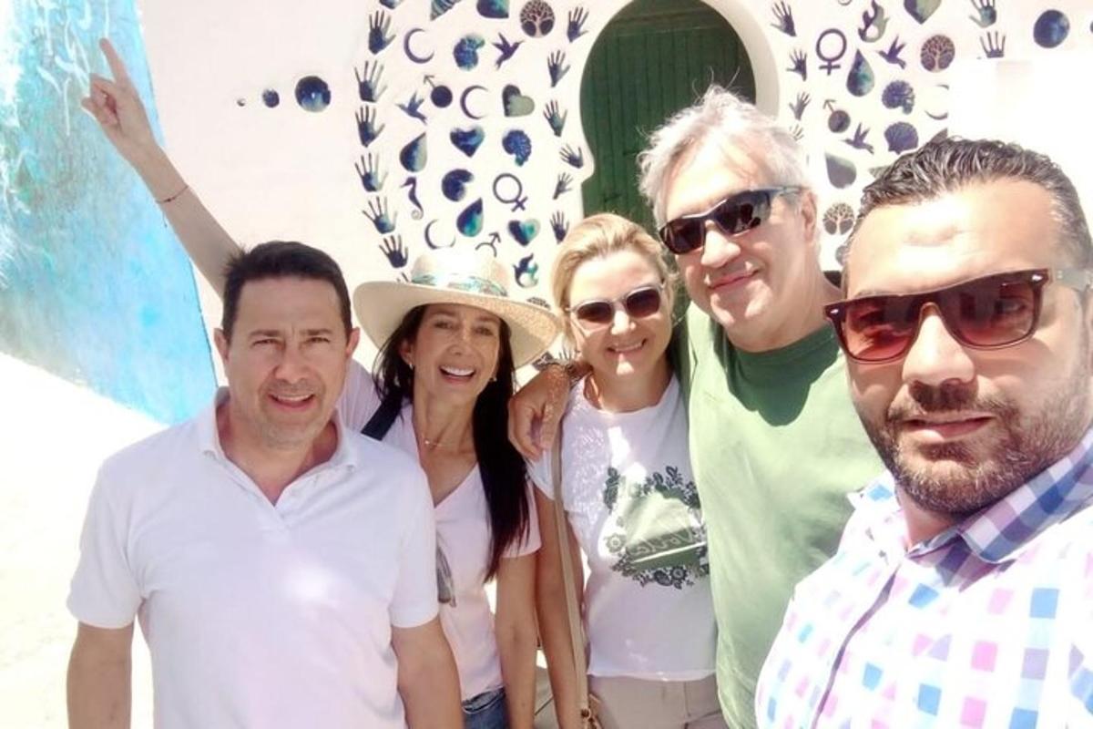 um grupo de pessoas posando para uma foto