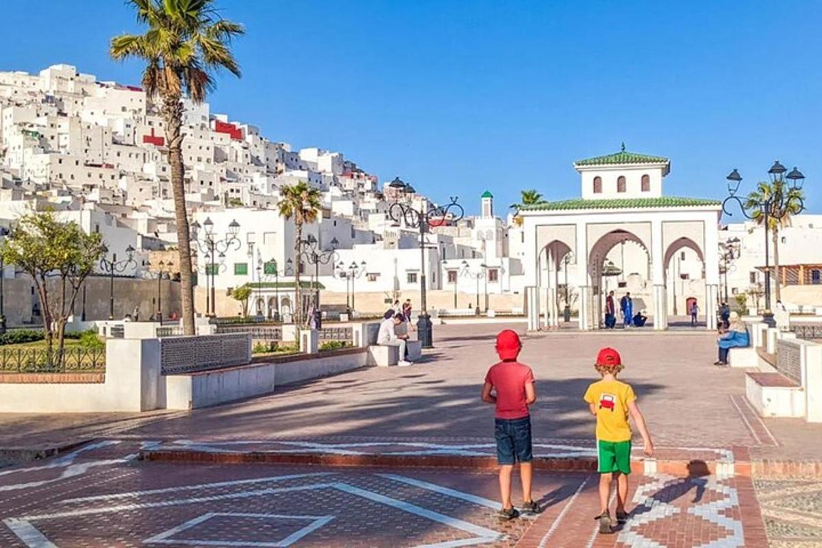 dois meninos parados em frente a um prédio