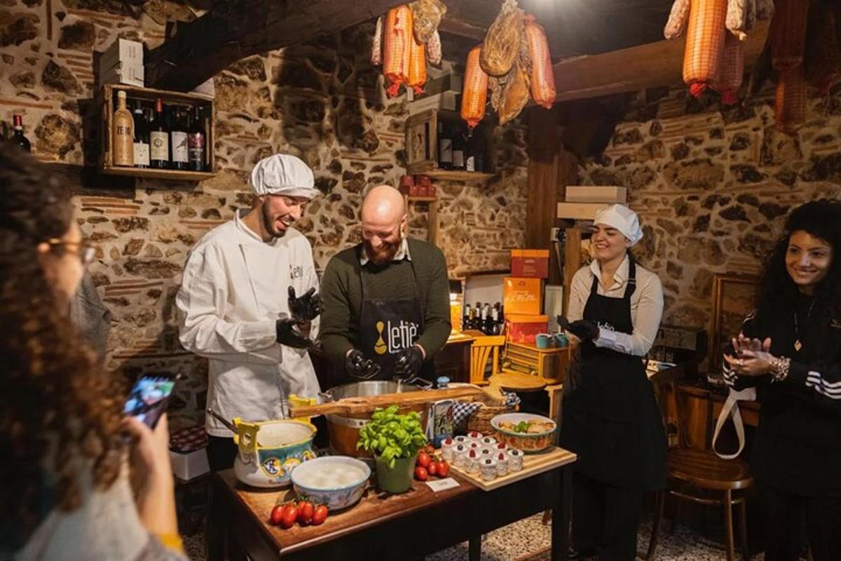μια ομάδα ανθρώπων που στέκονται σε μια κουζίνα προετοιμάζοντας φαγητό