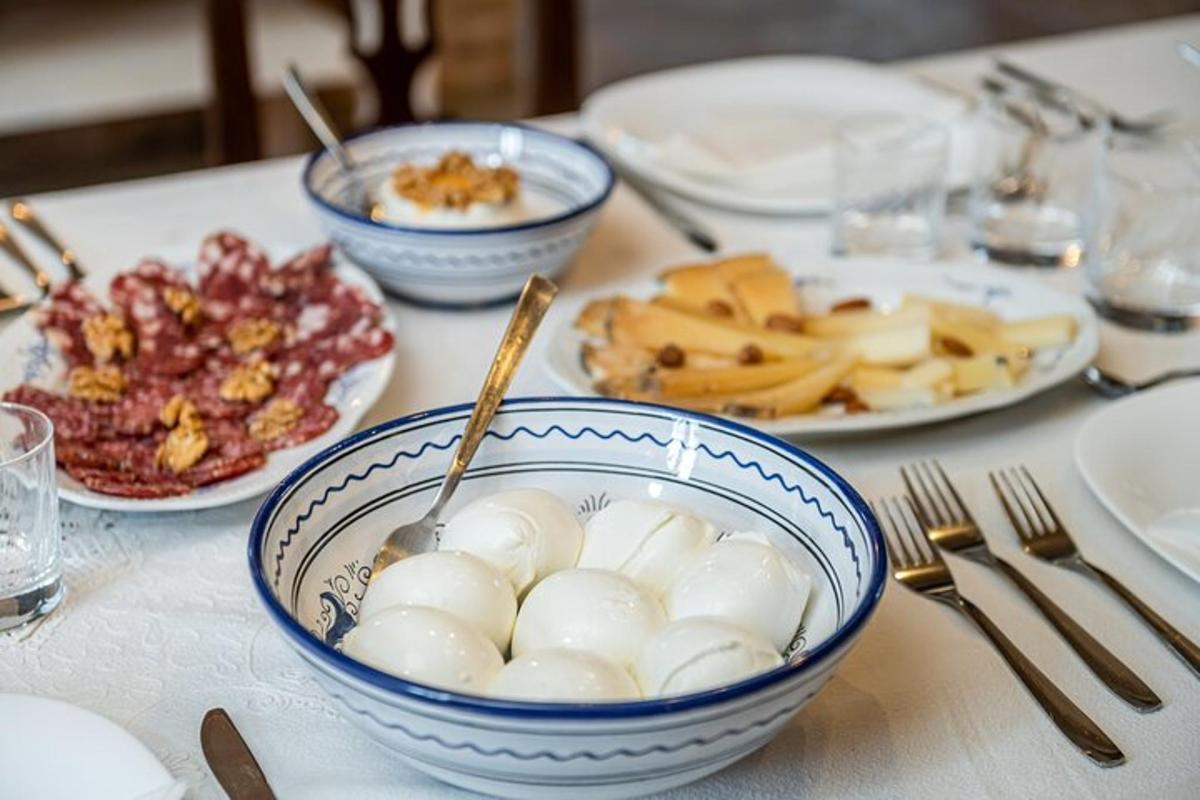 Una mesa con cuencos de empanadillas y platos de comida.